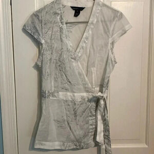 100% cotton white /silver floral women’s blouse - large- cap sleeve - tie front